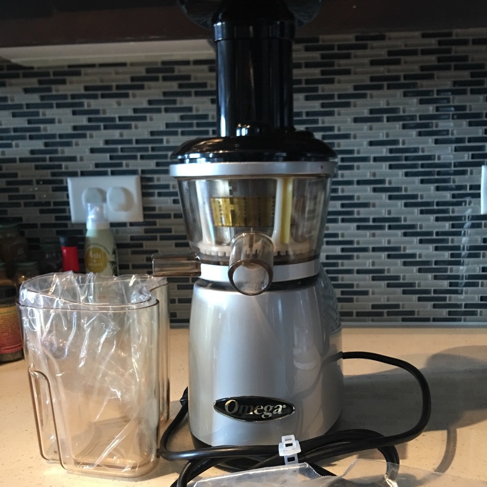 Omega Vert Juicer Low Speed VRT350 9 Pieces in Box - Picture 2 of 5